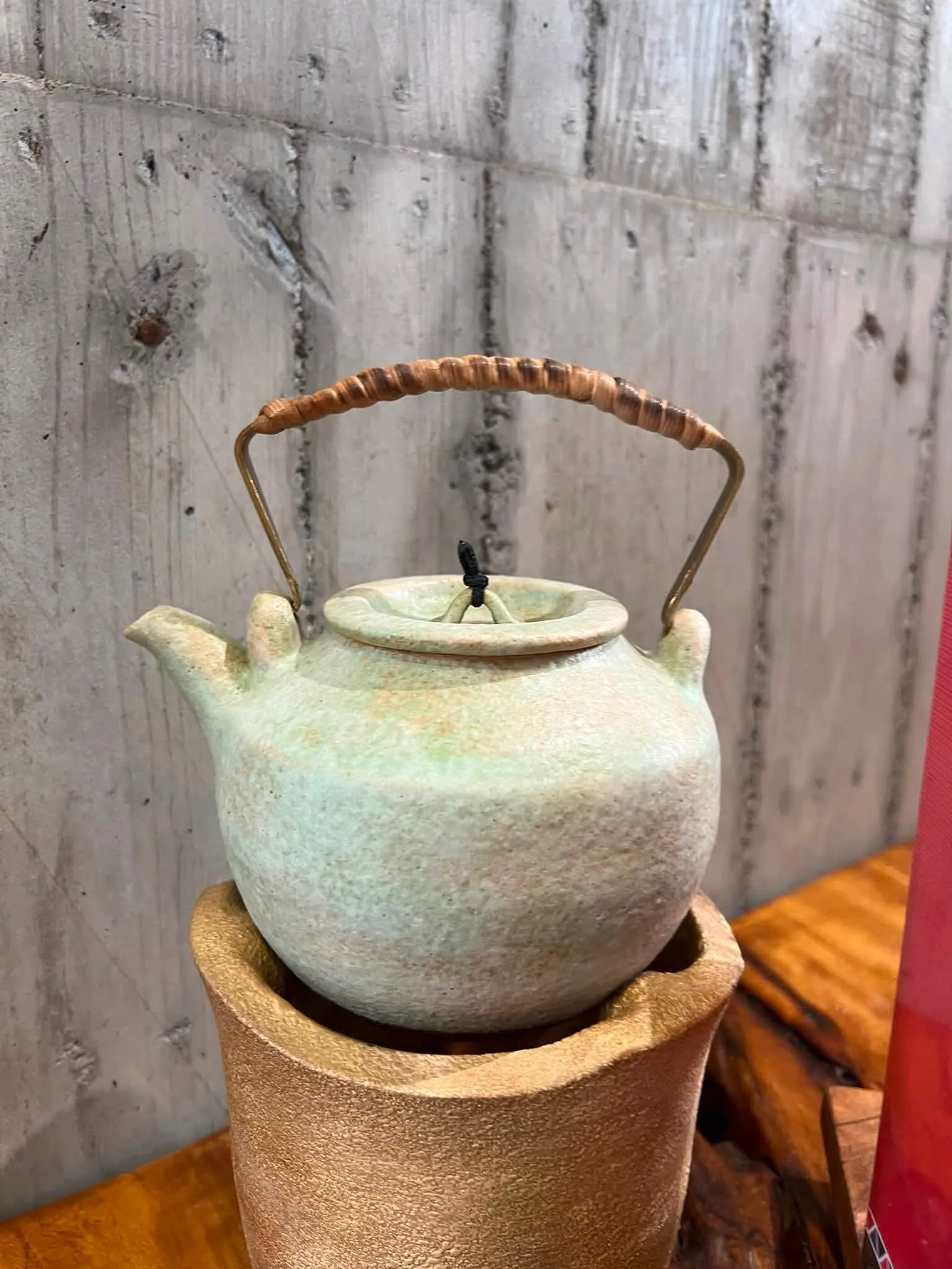 陶壺與陶爐，映著清水模牆